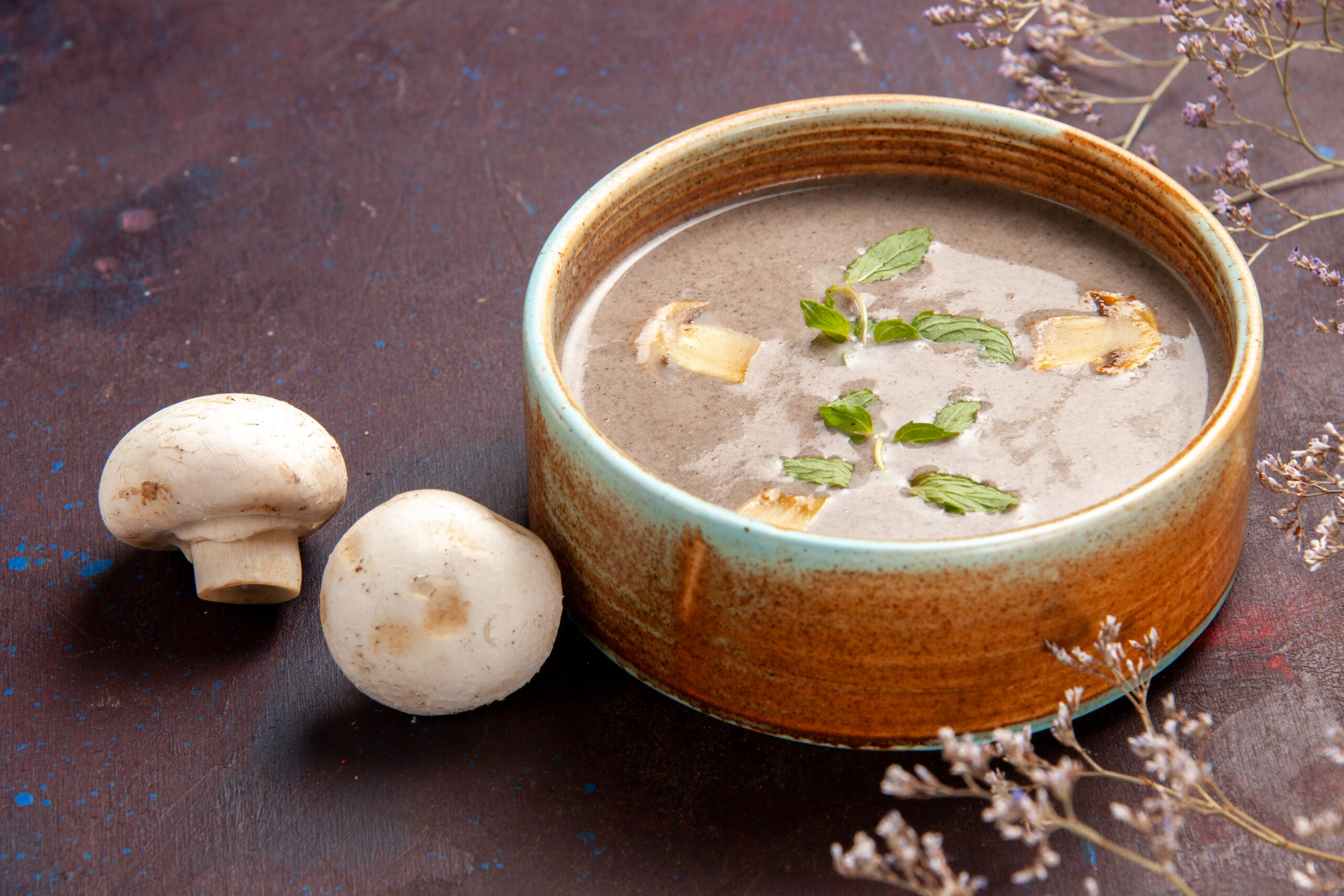 Alt: Vegan mushroom gravy recipe served with mashed potatoes